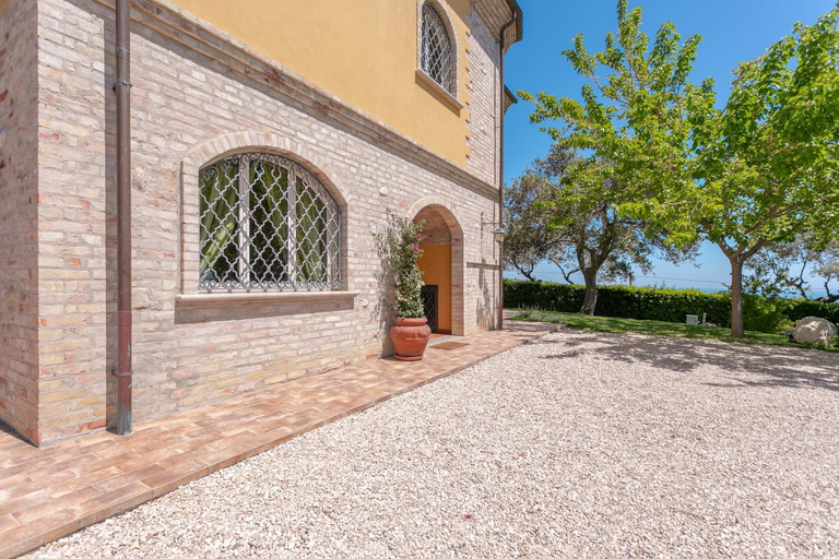 Exterior & Views
