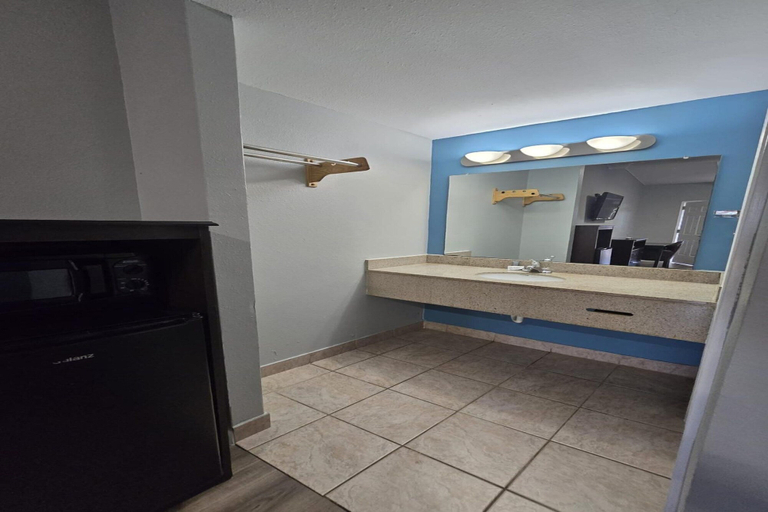 Bathroom, Luxury Inn & Suites and RV Park, Nacogdoches