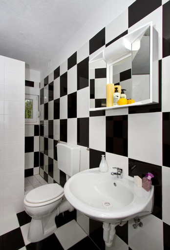 Bathroom 3, Villa Yvonne, Okrug