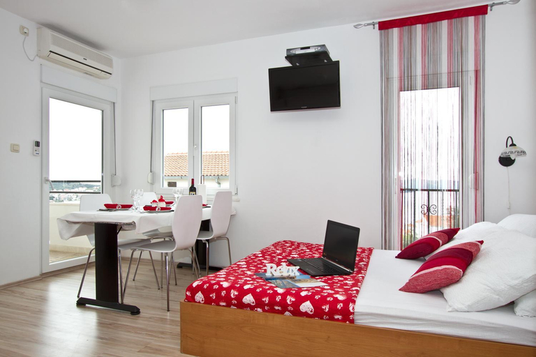 Bedroom 2, Villa Yvonne, Okrug