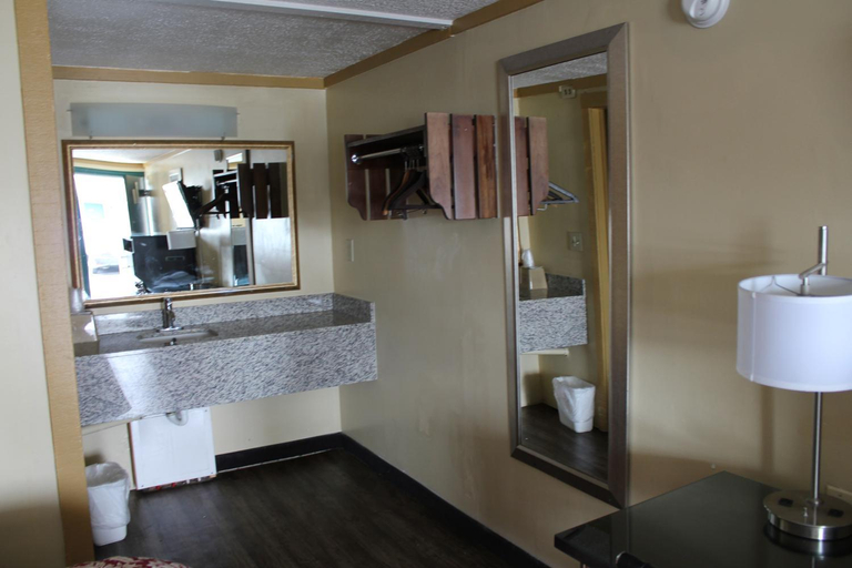 Bathroom 5, Executive Inn & Suites, Davidson