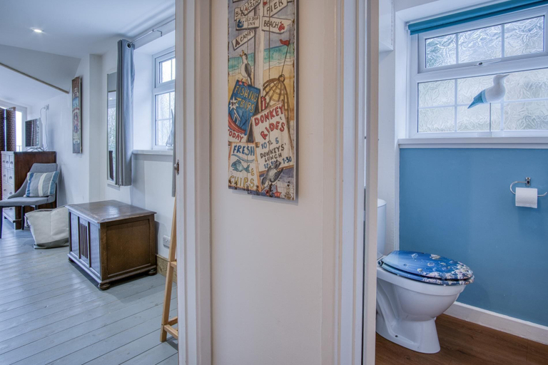 Bathroom 4, Beachwood - 2 Bedroom Cottage - Penally, Pembrokeshire