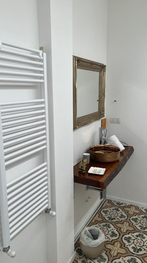 Bathroom 2, Rosarias Rooms, Foggia