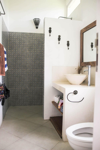 Bathroom 2, Mondo Surf Village, Badung