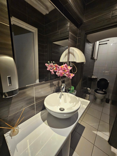 Bathroom 3, Deja Vu Hostel, Warsaw