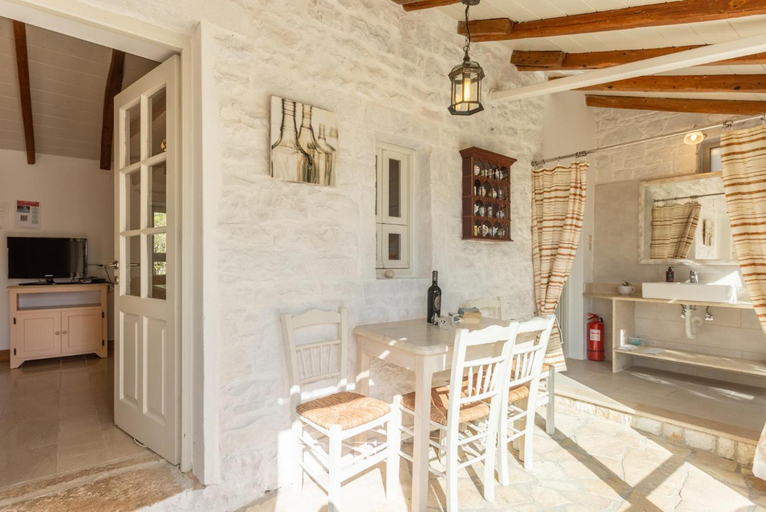 Others 5, Millers Cottage Large Private Pool AC WiFi, Ionian Islands