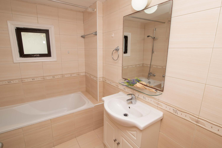 Bathroom 2, Mylos 9