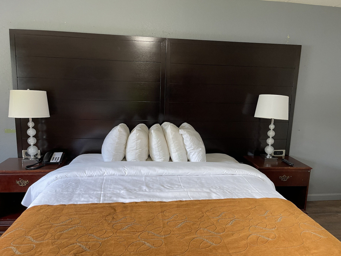 Bedroom 3, Bedford Motel, Middlesex