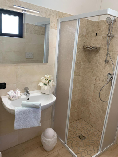 Bathroom 2, Ca' Del Diaolo, Verona