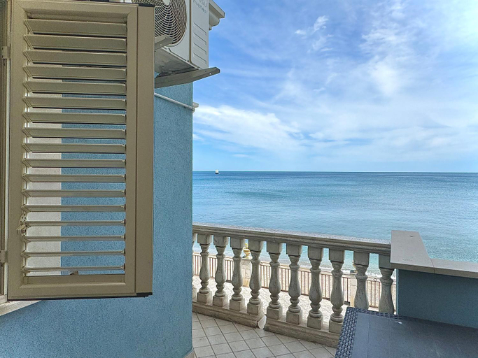 Others 4, Maremare Apartments, Messina