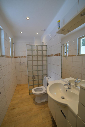 Bathroom 3, Kemp na Stare papirne, Tábor