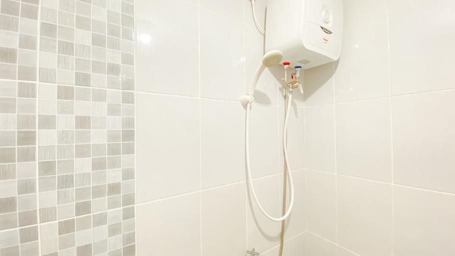 Bathroom 3, Stunning and Spacious 1BR Apartment at Tokyo Riverside By Travelio, Tangerang