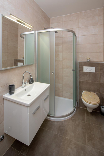 Bathroom 3, Villa Kristina, Okrug