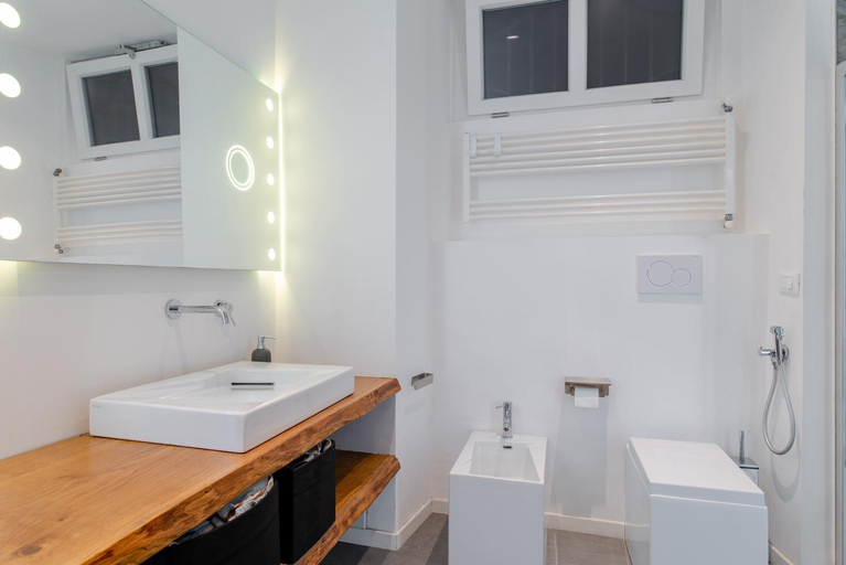 Others 5, Suite & Queen Apartments by Toh Solution, Torino