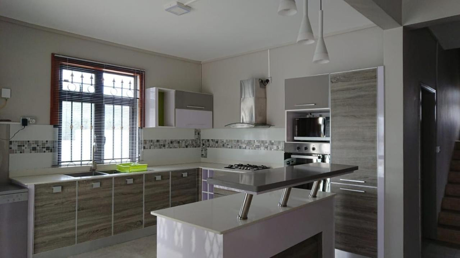 Others 5, Vanz Villa