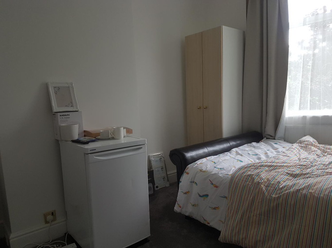 2, A Quiet & Comfortable 4 Bedroom house, Tameside