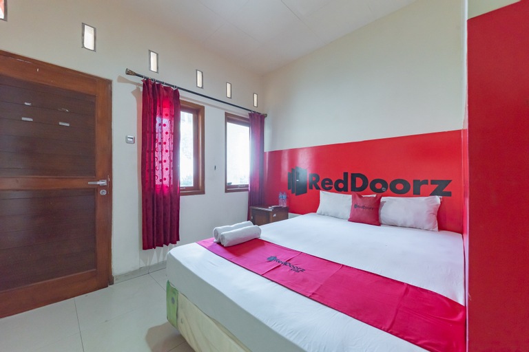 RedDoorz near Pasar Pagi 2 by Cassana, Cirebon