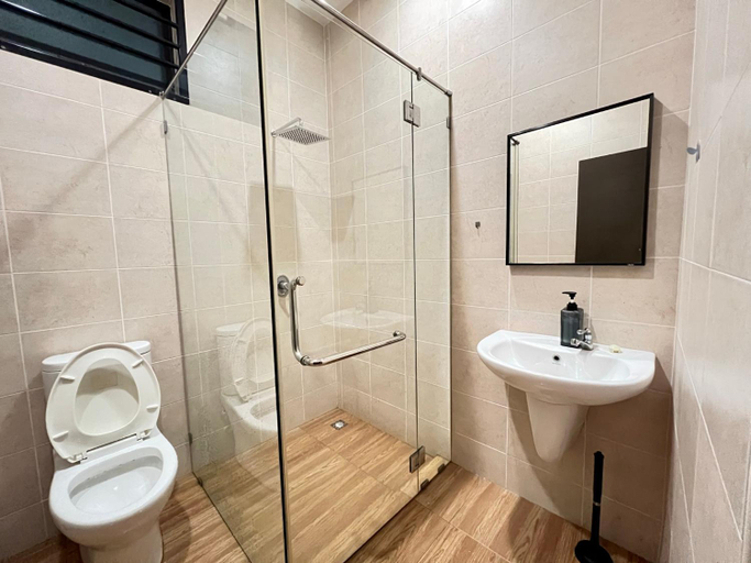 Bathroom 3, TcVila2 5BR 17PAX NearTC DinosaurLand, PoolTable, Kuantan