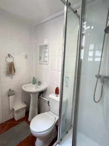 Bathroom 3, Shared Apartment With Bright Private Patio in Lisboa, Lisbon