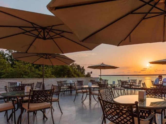 Food & Drinks 4, Royal House, Batumi