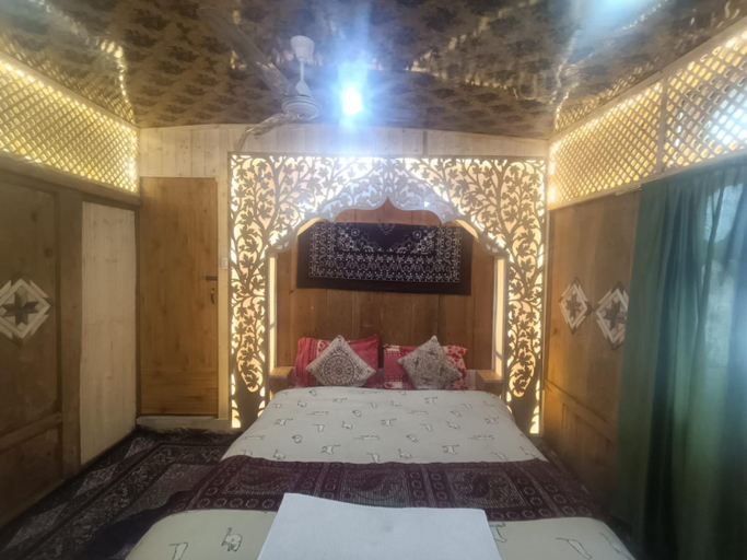 Bedroom 2, Shamus Maqbool Group Of Houseboat, Srinagar
