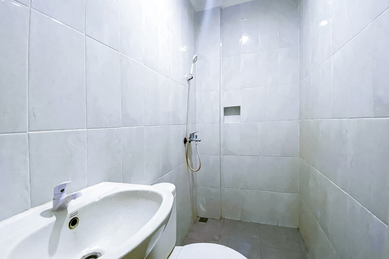 Bathroom 3, Env Residence Mangga Besar RedPartner, West Jakarta