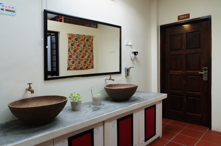 Bathroom 4, Red Inn Court, Pulau Penang
