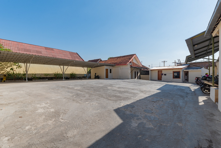 Exterior & Views 2, RedDoorz near Pasar Pagi 2 by Cassana, Cirebon