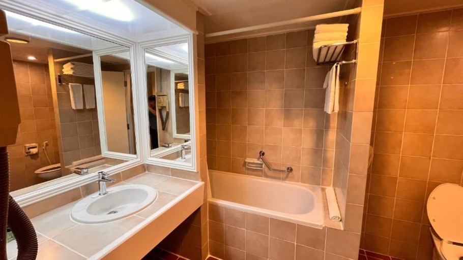 Bathroom 5, Ambassador City Jomtien - Ocean Wing, Sattahip