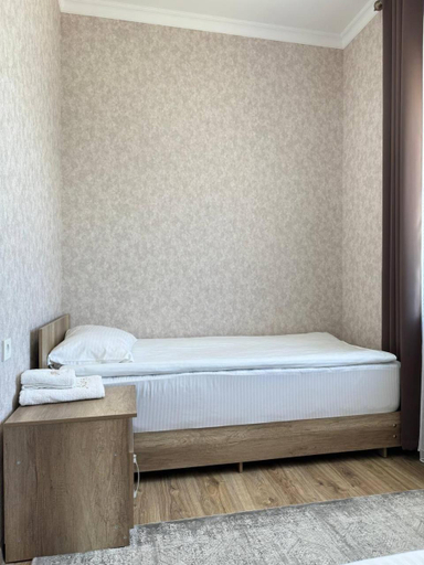 Bedroom 1, Аикол, Ton