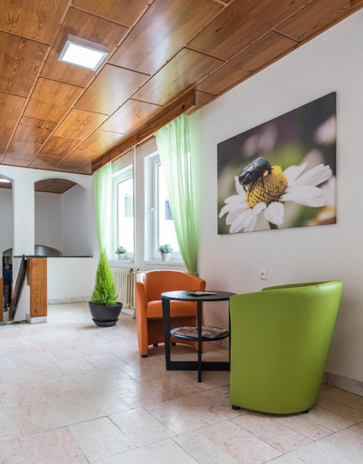 Others 4, Hotel pod Saumburkem, Kroměříž