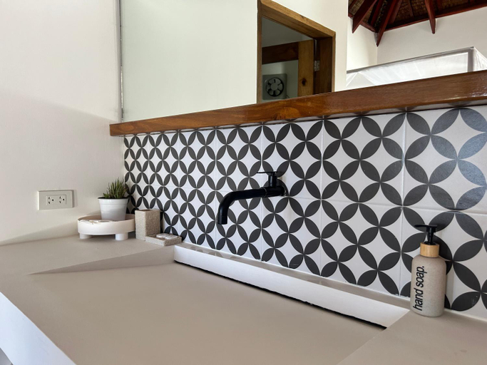 Bathroom 5, Yapak Beach Villas, San Isidro