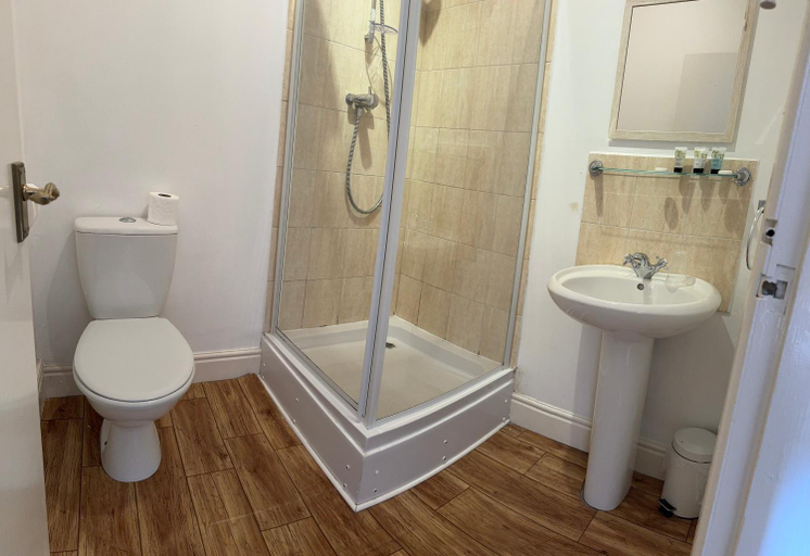 Bathroom 3, The Golden Lion Hotel, North Yorkshire