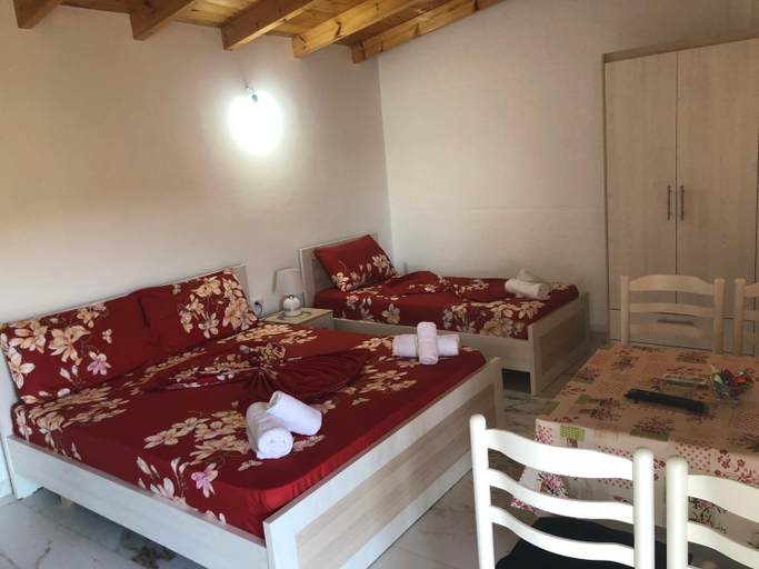 Others 4, Nino's rooms, Sarandës