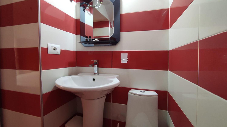 Bathroom 3, Four Seasons Apartments, Sarandës