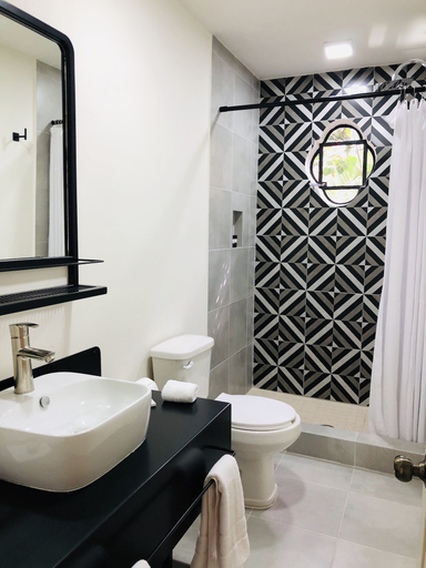 Bathroom 3, Casa Doper Guadiana, Allende