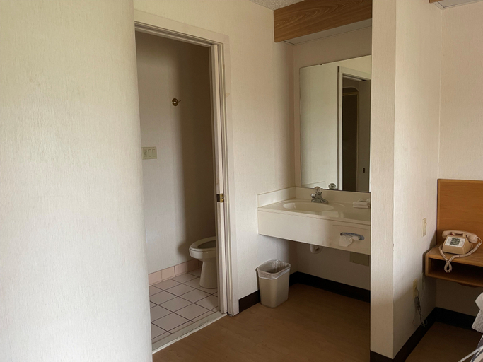 Bathroom 4, Red Roof Inn Branson, Taney