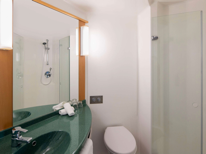 Bathroom 13