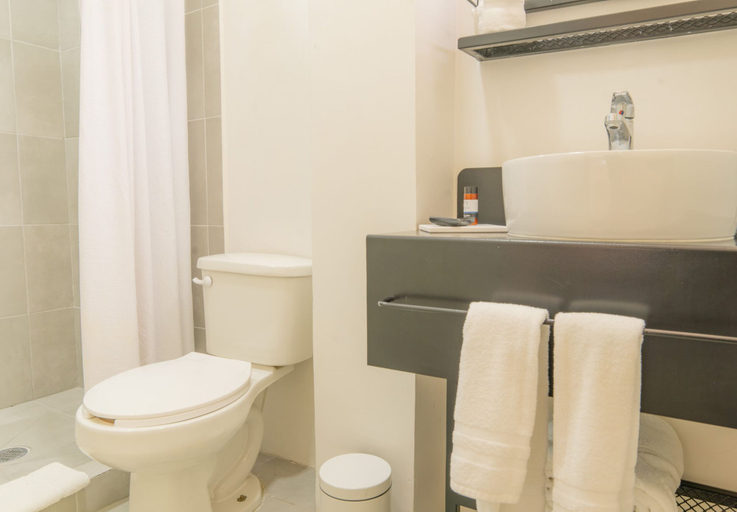 Bathroom 3, Casa Doper Guadiana, Allende