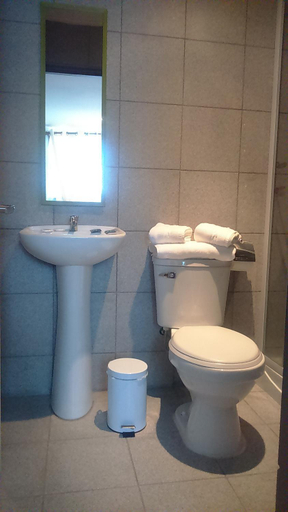 Bathroom 2, Hotel con C, Concepción