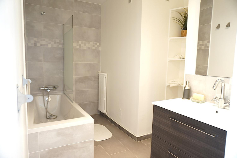 Bathroom 3, Montparnasse 1BDR, Paris