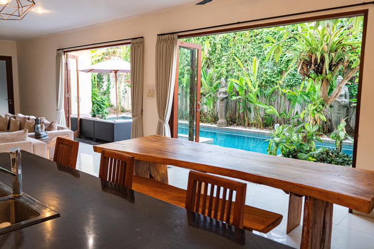 Villa Tepi Sungai, Large 6 Bedrooms Villa Legian/Seminyak, Badung