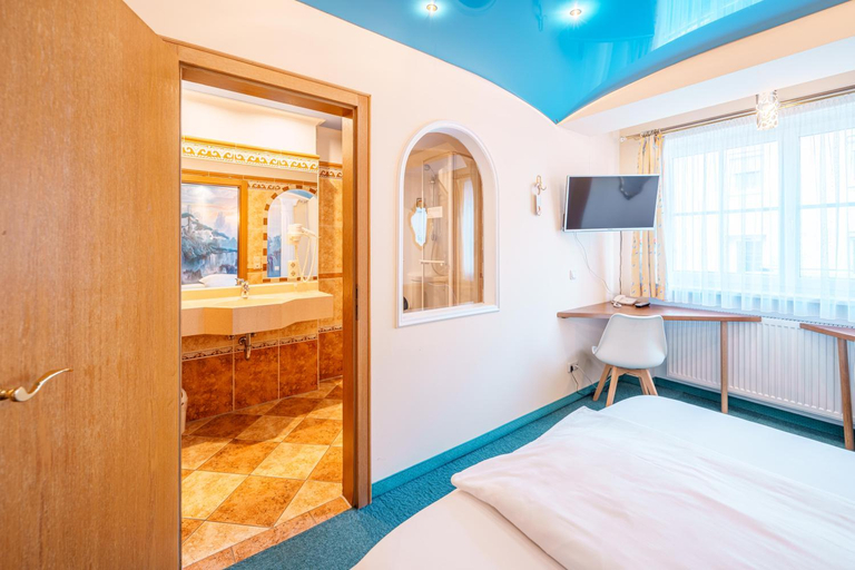 Bedroom 2, Konig Ludwig Design Hotel NEU Zimmer mit Sauna oder Whirlpool, genug Parkplatz, Altötting