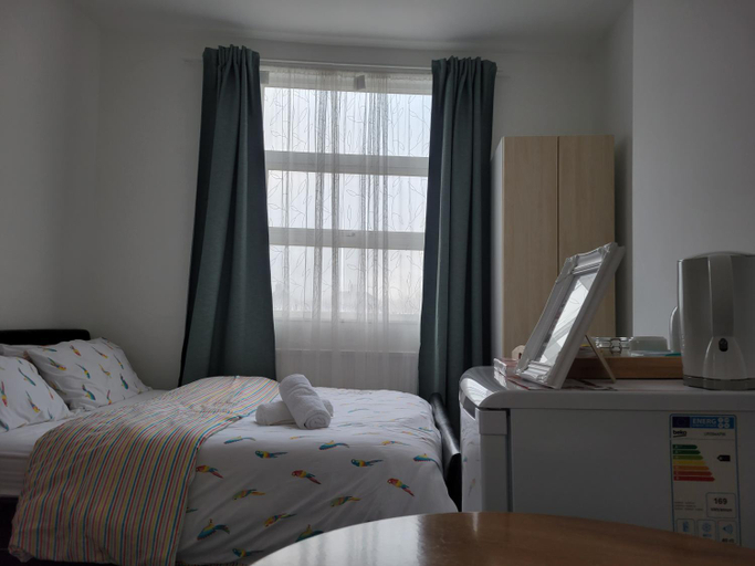 3, A Quiet & Comfortable 4 Bedroom house, Tameside