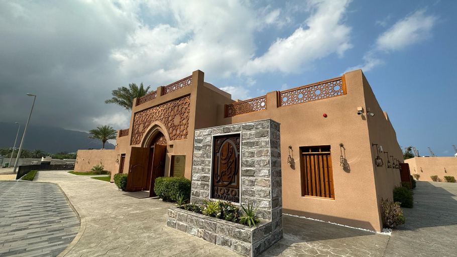 Exterior & Views