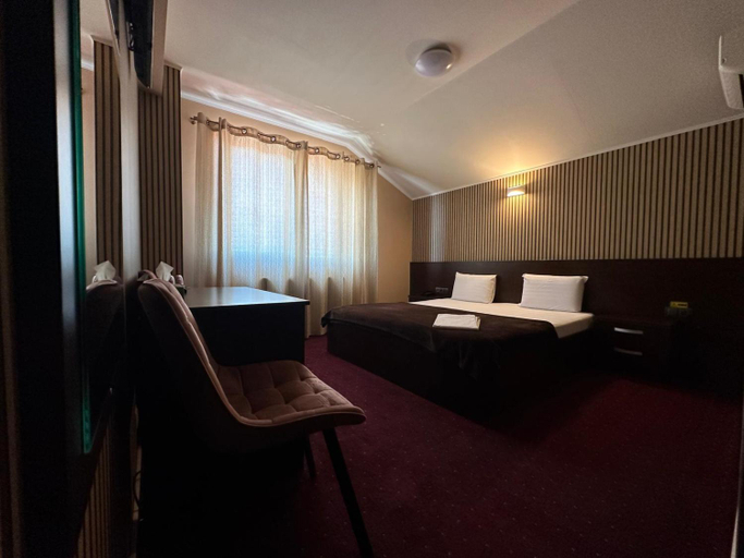 5, Hotel Athos, Voluntari