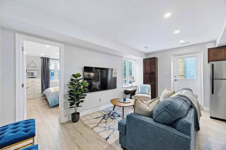 Others 5, Casa St Clair - Family Suite w Patio, Toronto