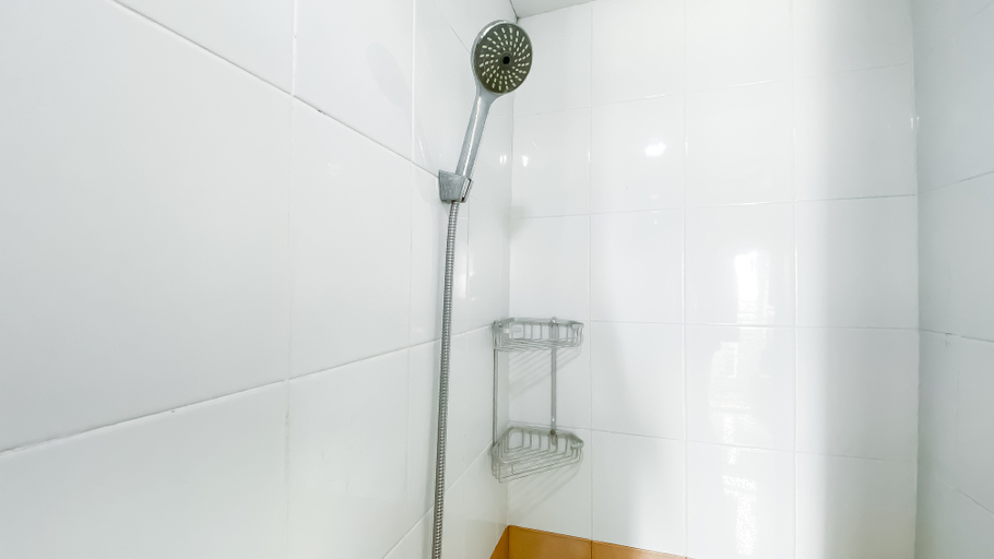 Bathroom, Strategic and Homey 2BR Green Pramuka Apartment By Travelio, Jakarta Pusat