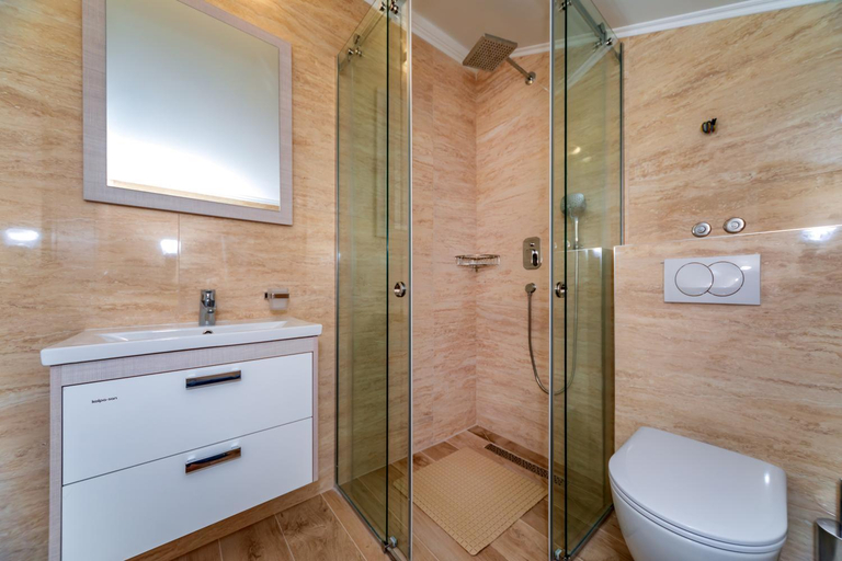 Bathroom 5, Luxury Apartments Queen