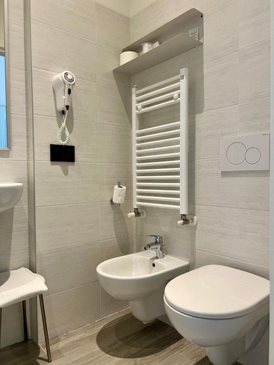 Bathroom 3, Hotel Astoria, Verona